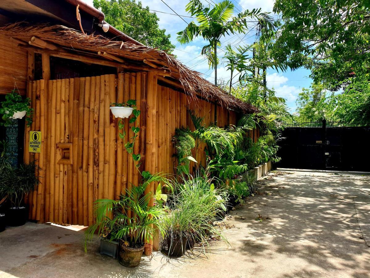 MJ's Residences Moalboal Exterior foto