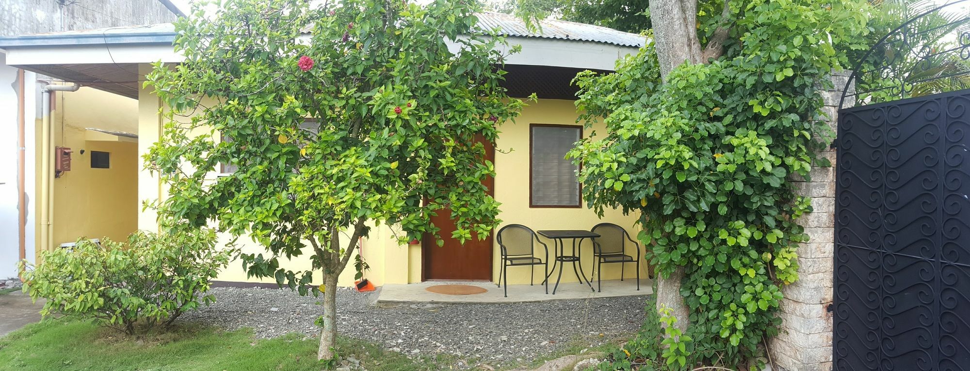 MJ's Residences Moalboal Exterior foto